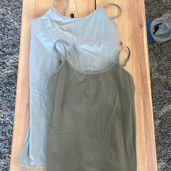 Tank tops - Picture 1 of 2